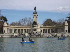 Boating in El Parque del Buen Retiro 
